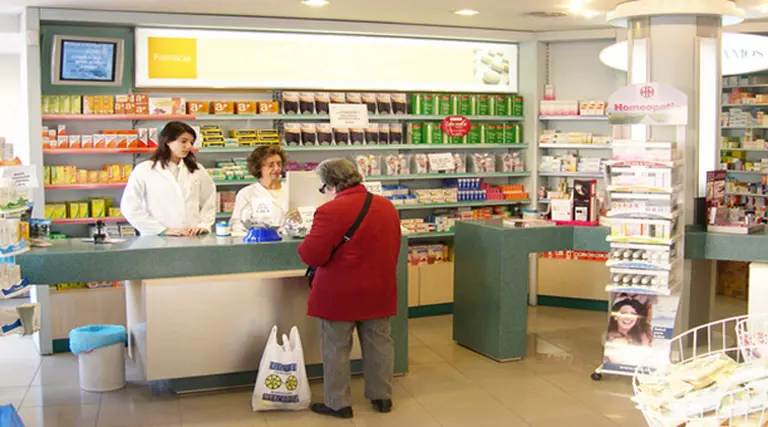 Las cadenas controlan el 50% de la venta farmacéutica y vuelven a intentar limitarlas