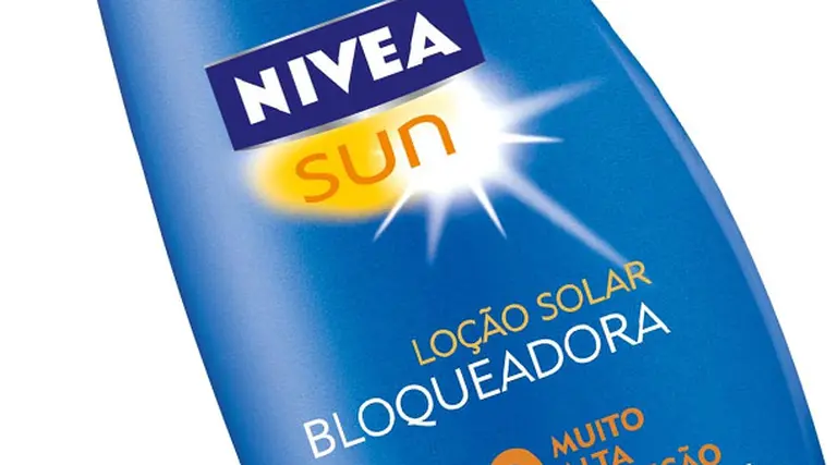 Retiran cuatro lotes de protectores solares de Nivea del mercado