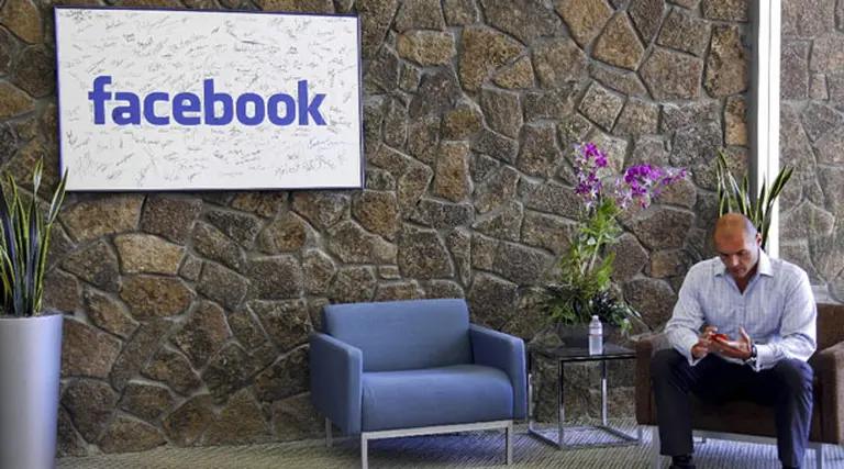 Los teléfonos de Facebook llegarí­an en la primera mitad de 2011