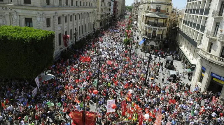 España: enfrentamientos entre la policí­a y los huelguistas en el primer paro general en 8 años