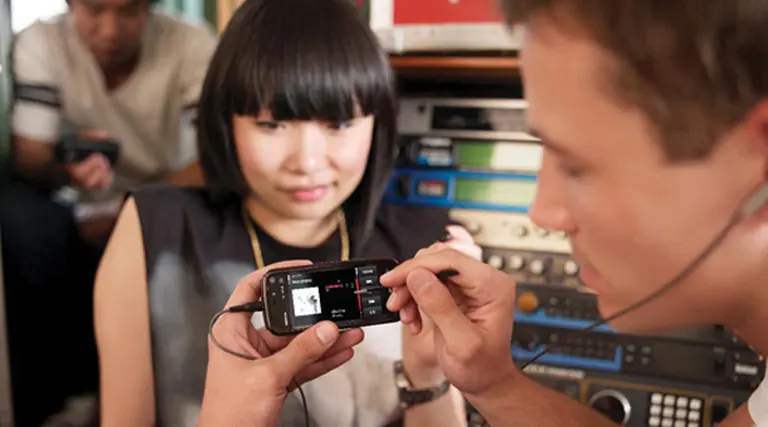 Fabricantes de celulares y operadores van por la música de los usuarios