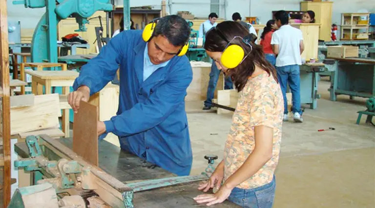 Aumentó un 62% la inscripción de estudiantes en escuelas técnicas bonaerenses