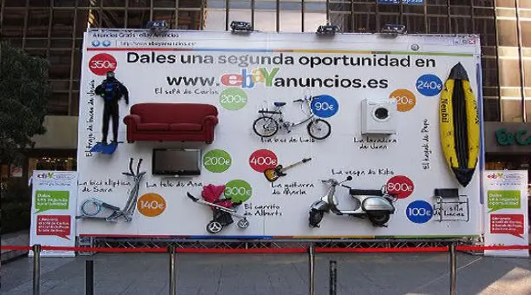 eBay Anuncios utiliza objetos reales en un cartel de ví­a pública