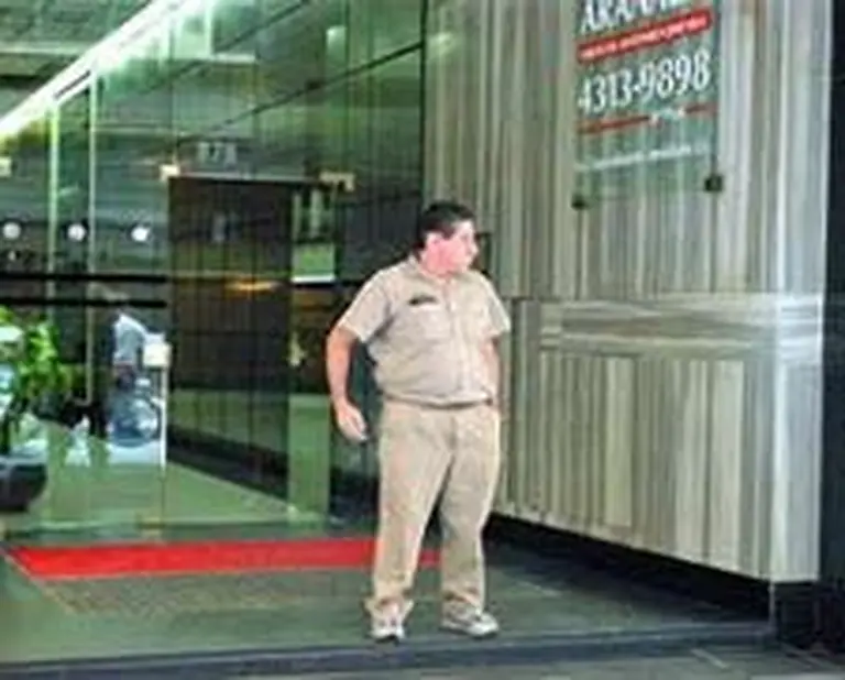 Para cubrirse, los edificios contratan servicio "anti-riesgo"