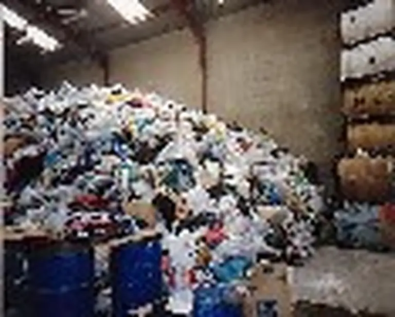 Prohí­ben importar ropa usada