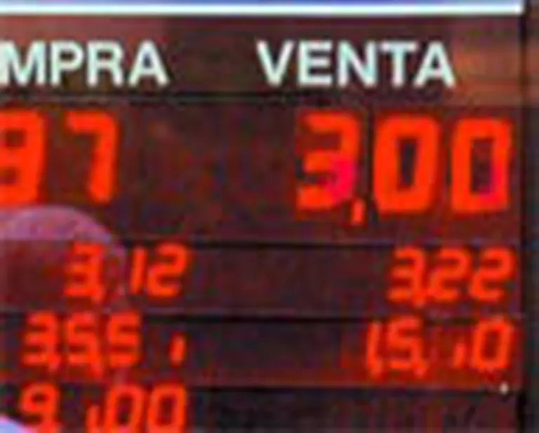 El dólar tocó los tres pesos