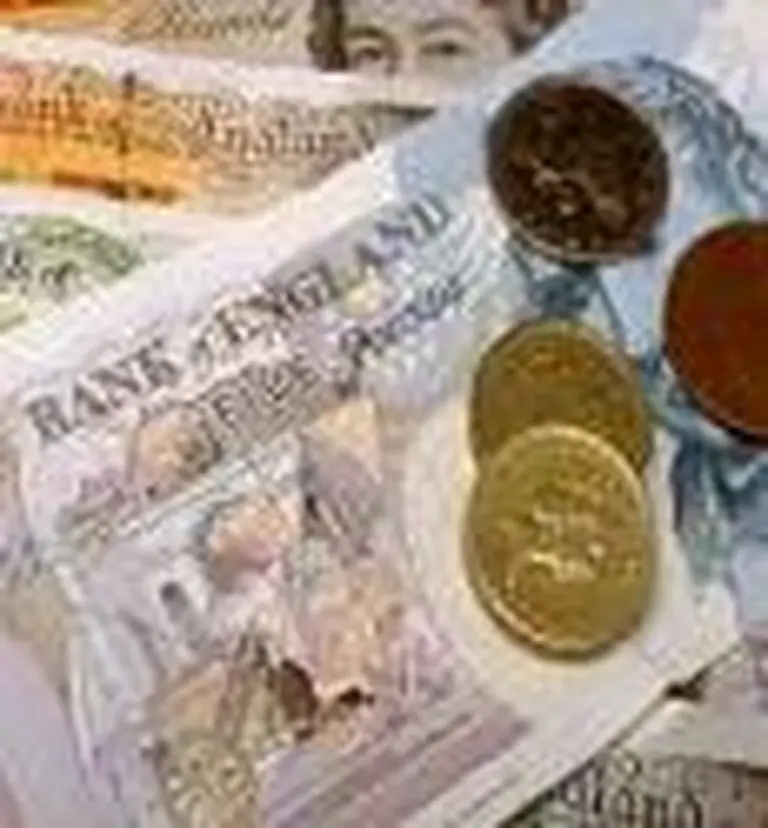 La libra se convierte en la tercera moneda de reserva mundial