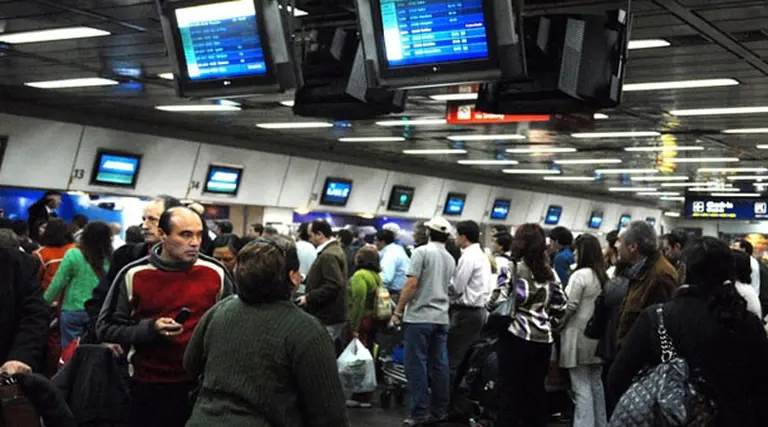 Se registran demoras en vuelos de Ezeiza y Aeroparque por la niebla
