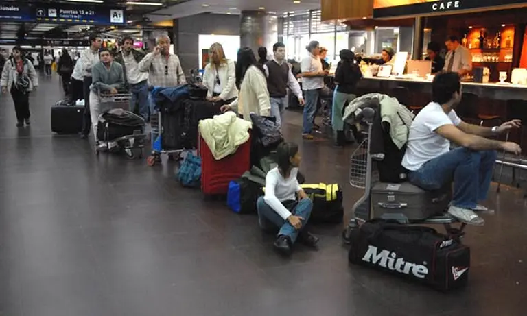 Siguen los inconvenientes con los vuelos de Aerolí­neas y Austral en Ezeiza