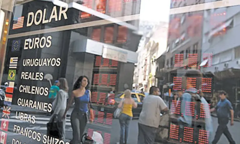 El dólar "blue" no dio tregua y cotizó a $4,44 en la city porteña