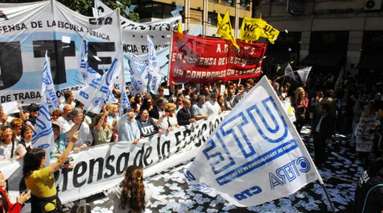 Acuerdan adelantar las paritarias docentes para diciembre