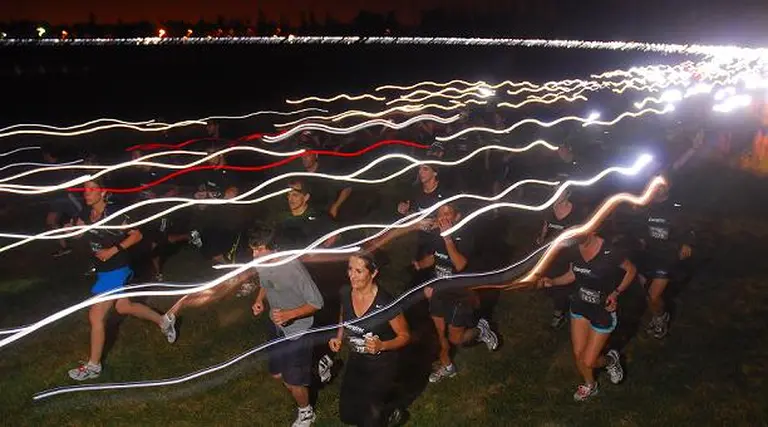 Energizer realiza la carrera nocturna donde rompen la oscuridad con una linterna