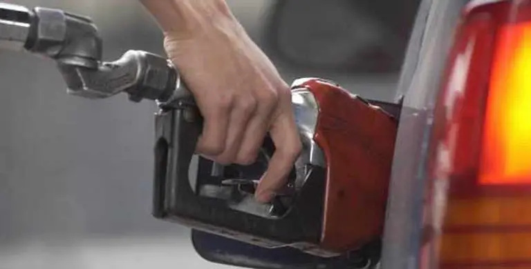 Ahora los usuarios de Visa podrán extraer efectivo de las estaciones de servicio