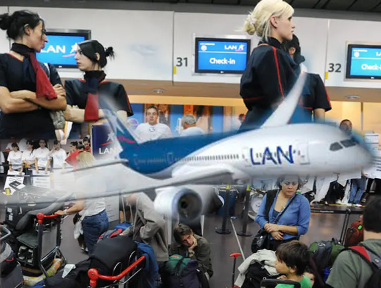 Las azafatas de LAN mantienen el paro en el aeropuerto de Ezeiza
