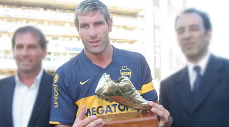 Puma realiza una subasta solidaria con botines de Martí­n Palermo