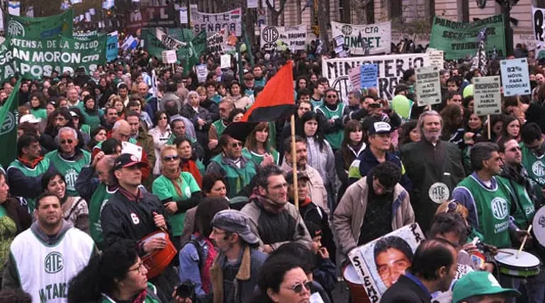Los estatales y docentes bonaerenses paran el miércoles en rechazo al aguinaldo en cuotas