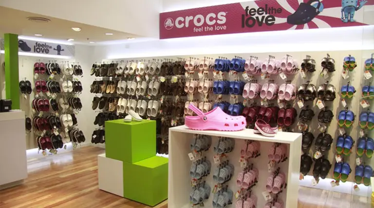 Los famosos suecos de goma Crocs se fabricarán en la Argentina