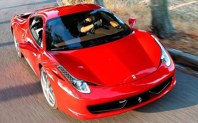 Ferrari presentó en la Argentina su nueva "joyita" de casi medio millón de dólares
