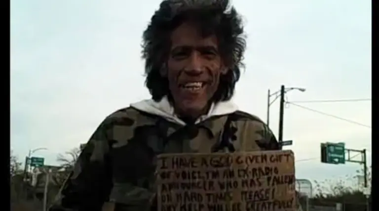 Un "sin techo" con voz de locutor se convierte en el nuevo furor de YouTube