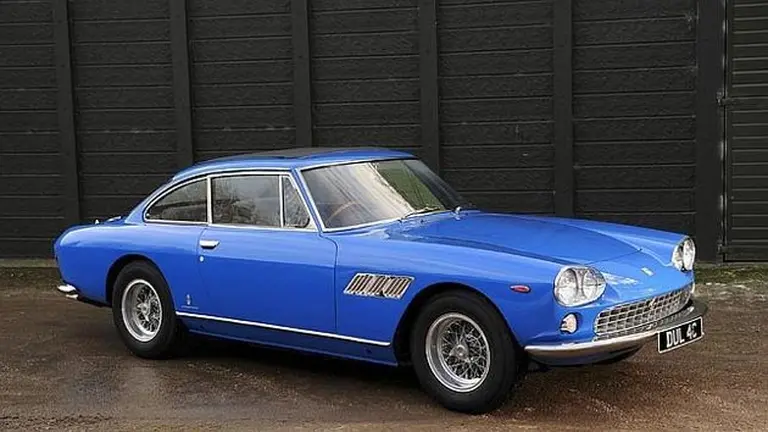 Sale a la venta el primer auto de John Lennon: una Ferrari 330GT