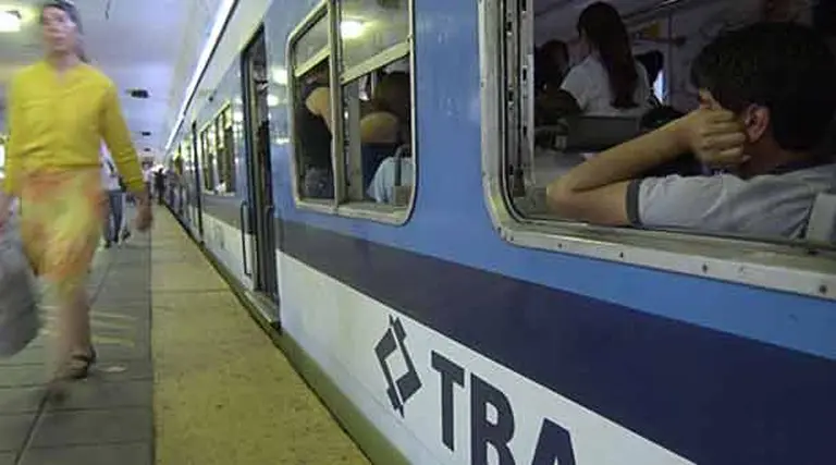 Versiones opuestas sobre los micros gratis para usuarios de la lí­nea Sarmiento