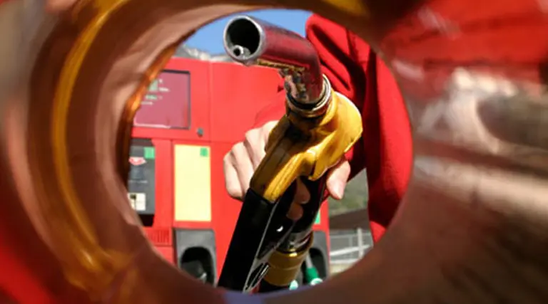 Por un corte de energí­a en Dock Sud, podrí­an faltar naftas de Shell