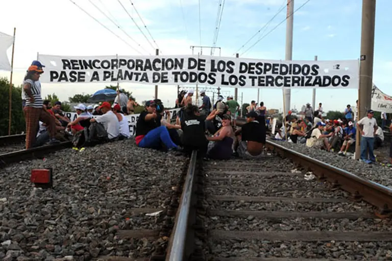 Tercerizados fueron desalojados cuando intentaban cortar las ví­as del ferrocarril Roca