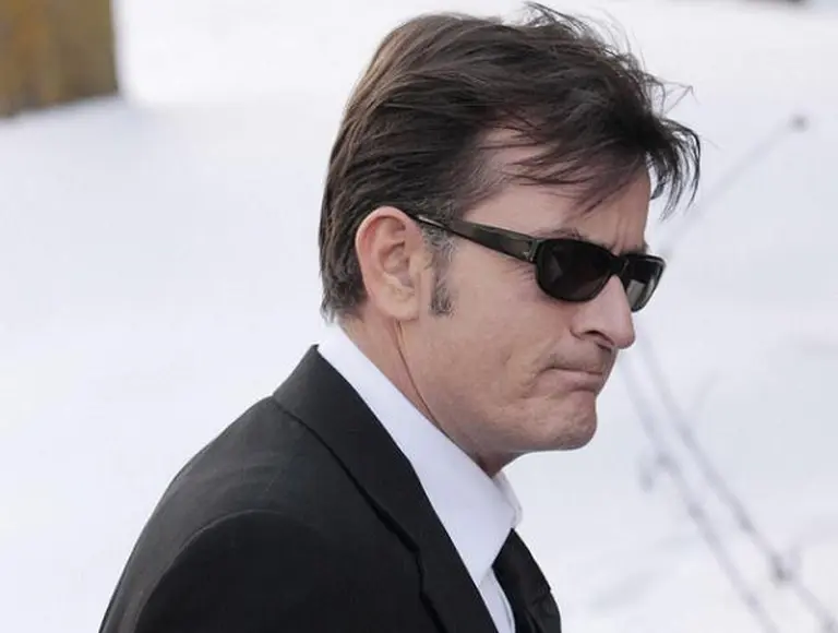 Charlie Sheen demanda a Warner Bross y a su productor por u$s100 M