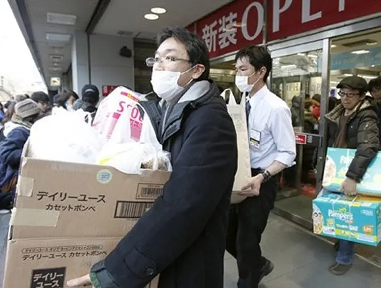 Los japoneses hacen compras por pánico y escasean alimentos