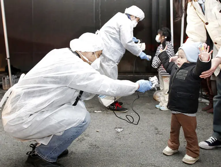 Tras elevar a grado 5 el alerta nuclear, Japón estudia una "solución a lo Chernobyl"