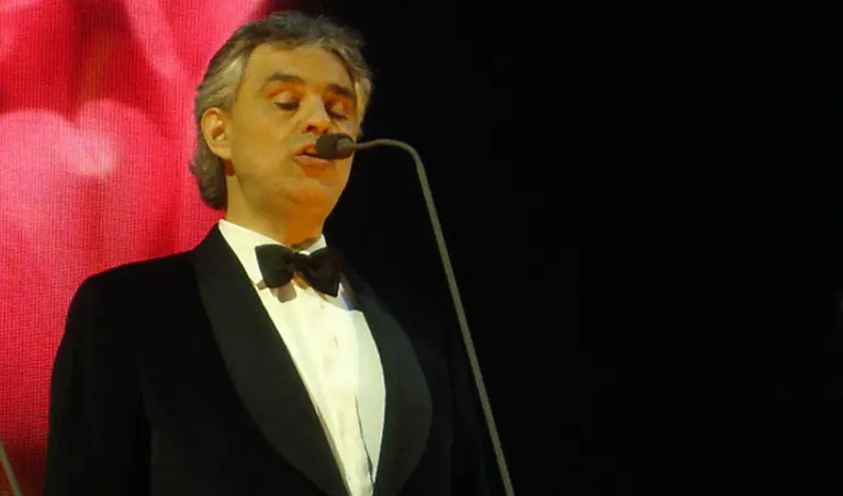 El tenor Andrea Bocelli conquistó Buenos Aires con su mágica voz