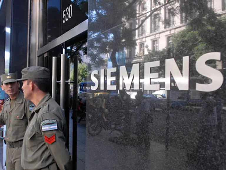 La SEC acusó a ocho ex directivos de Siemens de pagar coimas a la Argentina