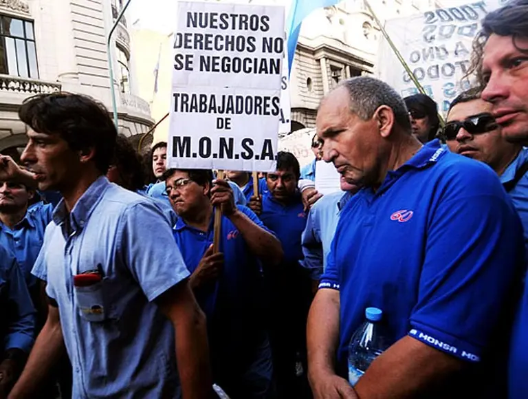 Choferes de colectivos cortaron calles del centro porteño ante juicio laboral por despidos