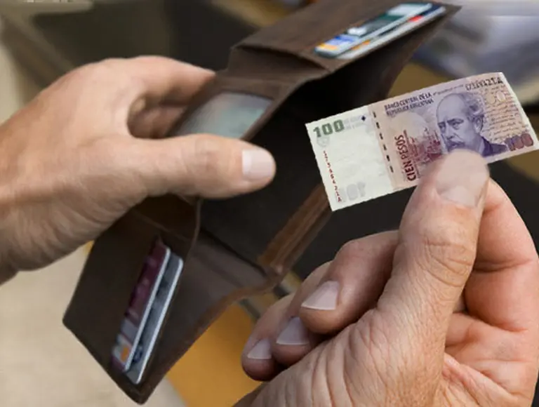 El poder de compra de un billete de $100 es un tercio de lo que era al inicio de la gestión "K"