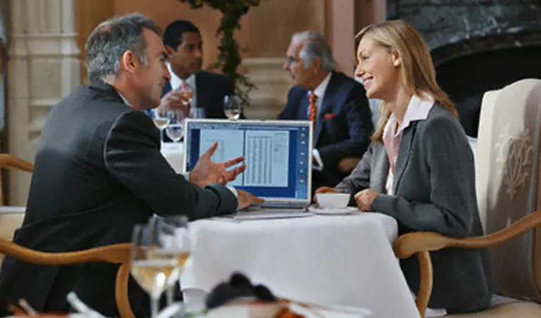 No es sólo cuestión de etiqueta: ¿cómo vestirse y comportarse en una comida de trabajo?