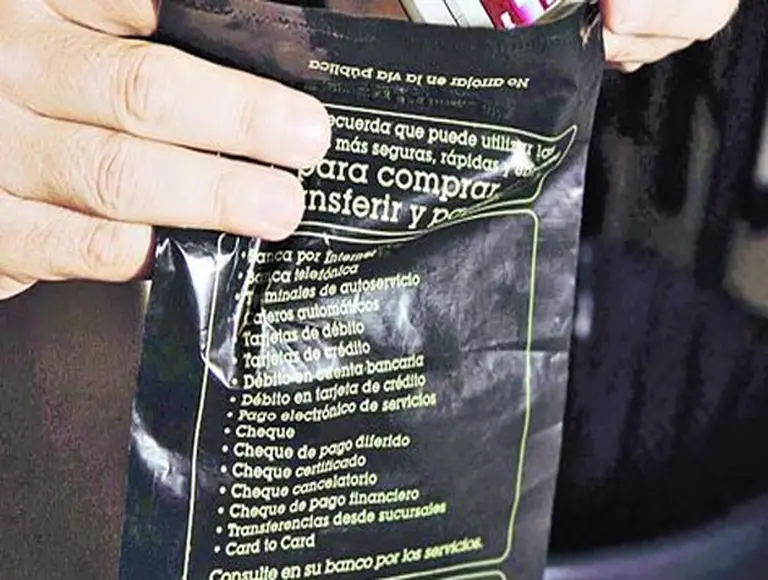 Desde el lunes, se deberá guardar el celular en una bolsa para entrar al banco
