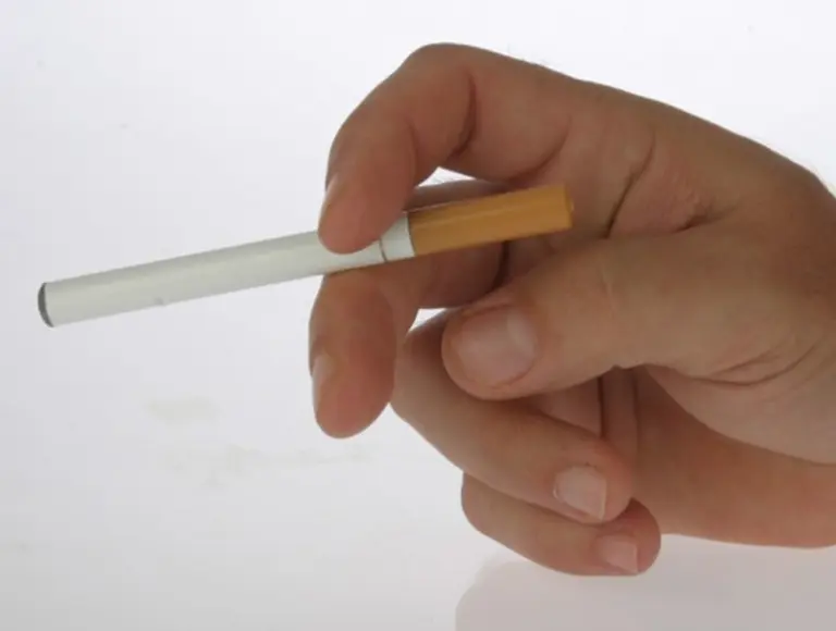 Prohí­ben el uso y la venta de cigarrillos electrónicos