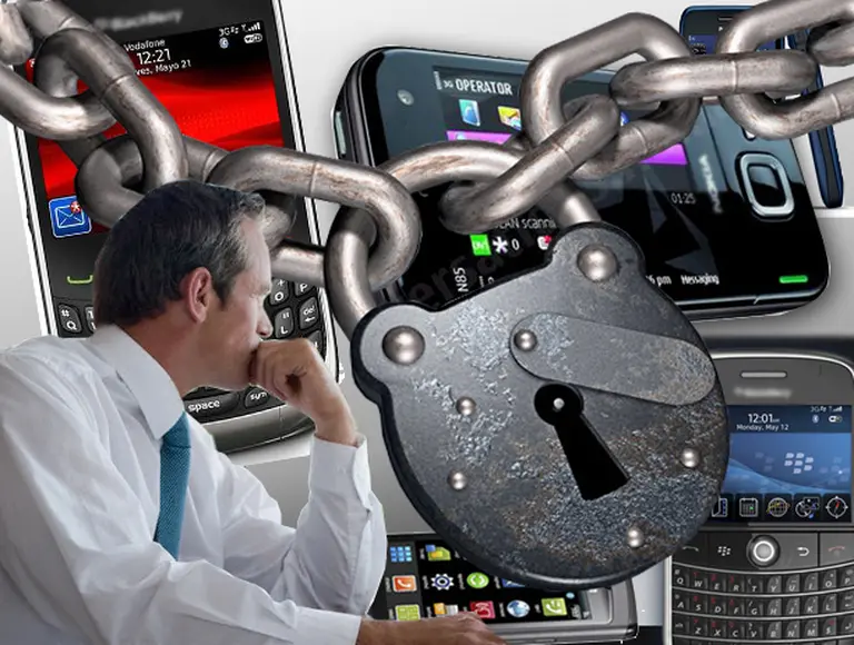 El "cerco oficial" gana en altura: iPhone y Blackberry se apilan en la Aduana y se agota el stock en comercios