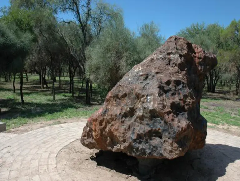 Insólito: "privatizaron" un meteorito que cayó en un campo del Chaco