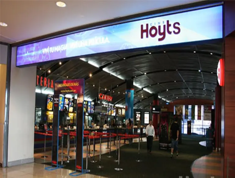 Hoyts busca mujeres mayores de 50 años para trabajar en sus 10 cines