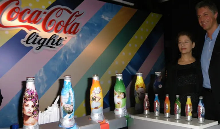"Vivir más livianos": la edición limitada de Coca Cola Light by Andy Cherniavsky