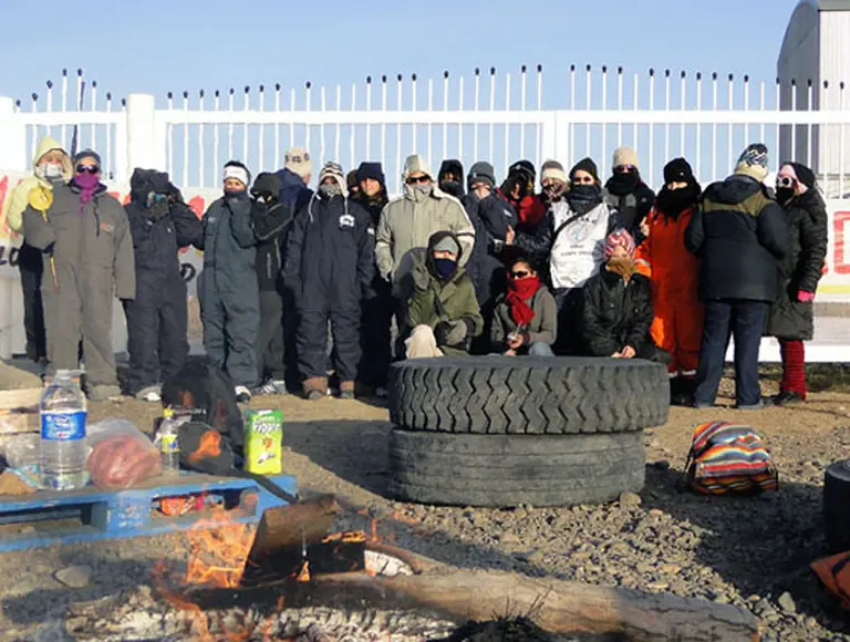 Maestros bloquean planta de YPF y se profundiza el conflicto en Santa Cruz