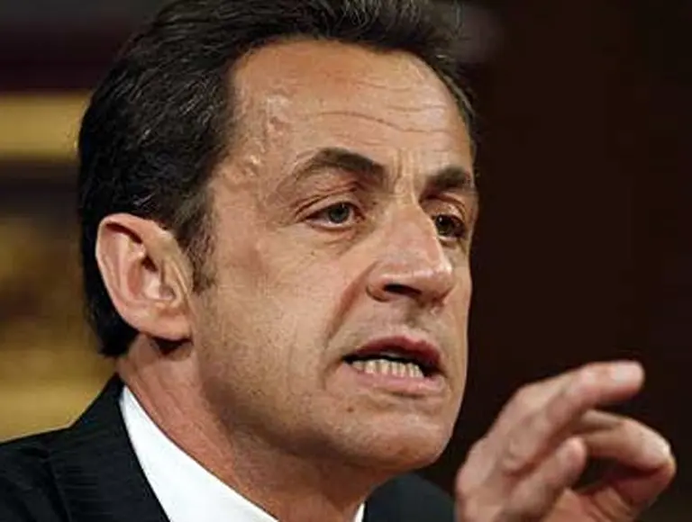 Nicolas Sarkozy instó al compromiso: "Debemos defender la moneda única"