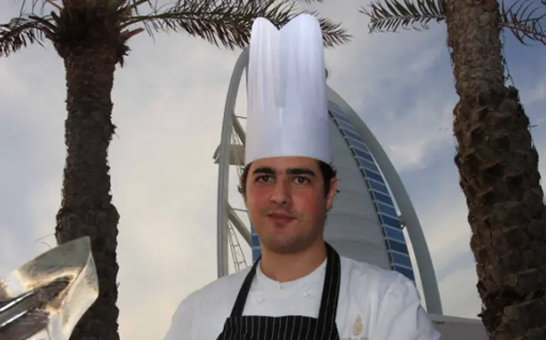 Un chef argentino se luce en el único hotel 7 estrellas del mundo