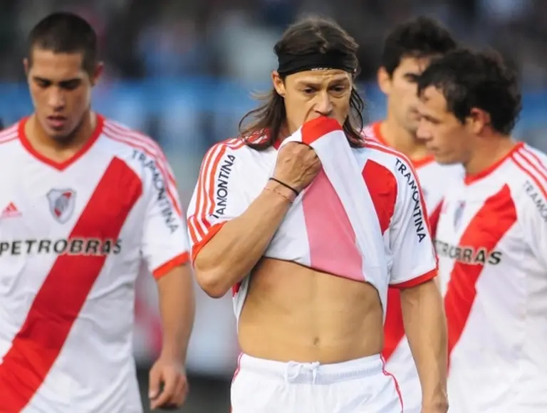 Perdió River y se estimula el sueño Pirata: ya hay afiches con cargadas y está indomable la tribuna 2.0