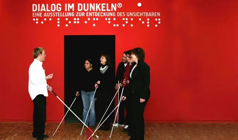 Diálogo en la oscuridad, una experiencia que invita a disfrutar de todos los sentidos