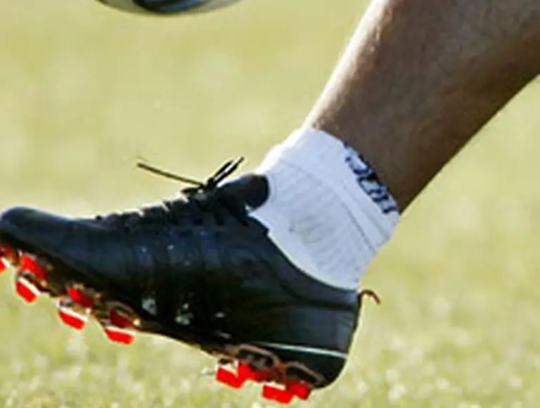 El Kun Agí¼ero anda con botines de Adidas pero camuflados de negro