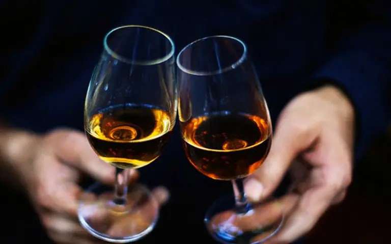 Vinos cosecha tardí­a: cómo se elaboran y cuál es la mejor forma de consumirlos