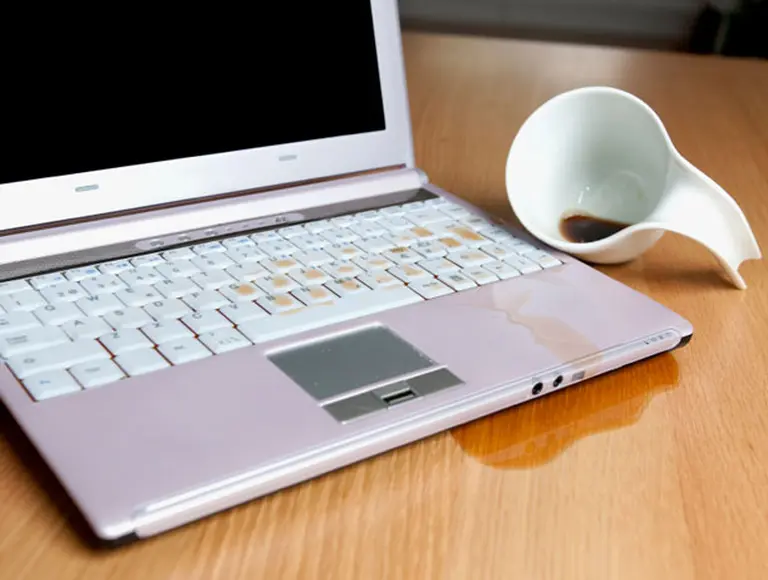 ¿Cómo "salvar" a su computadora portátil de un derrame de café?
