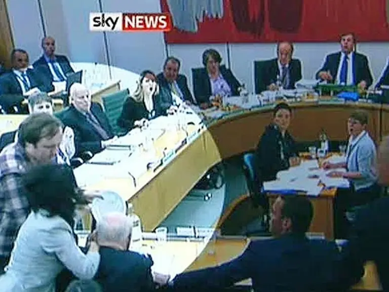 Agredido y "humillado", Murdoch se defendió en el Parlamento británico